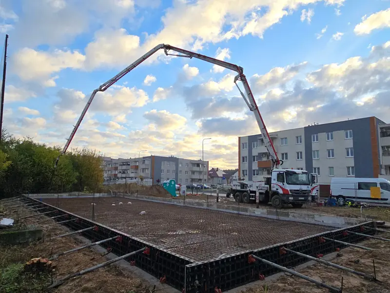 Pompa do betonu nad zbrojeniem płyty fundamentowej w szalunku systemowym